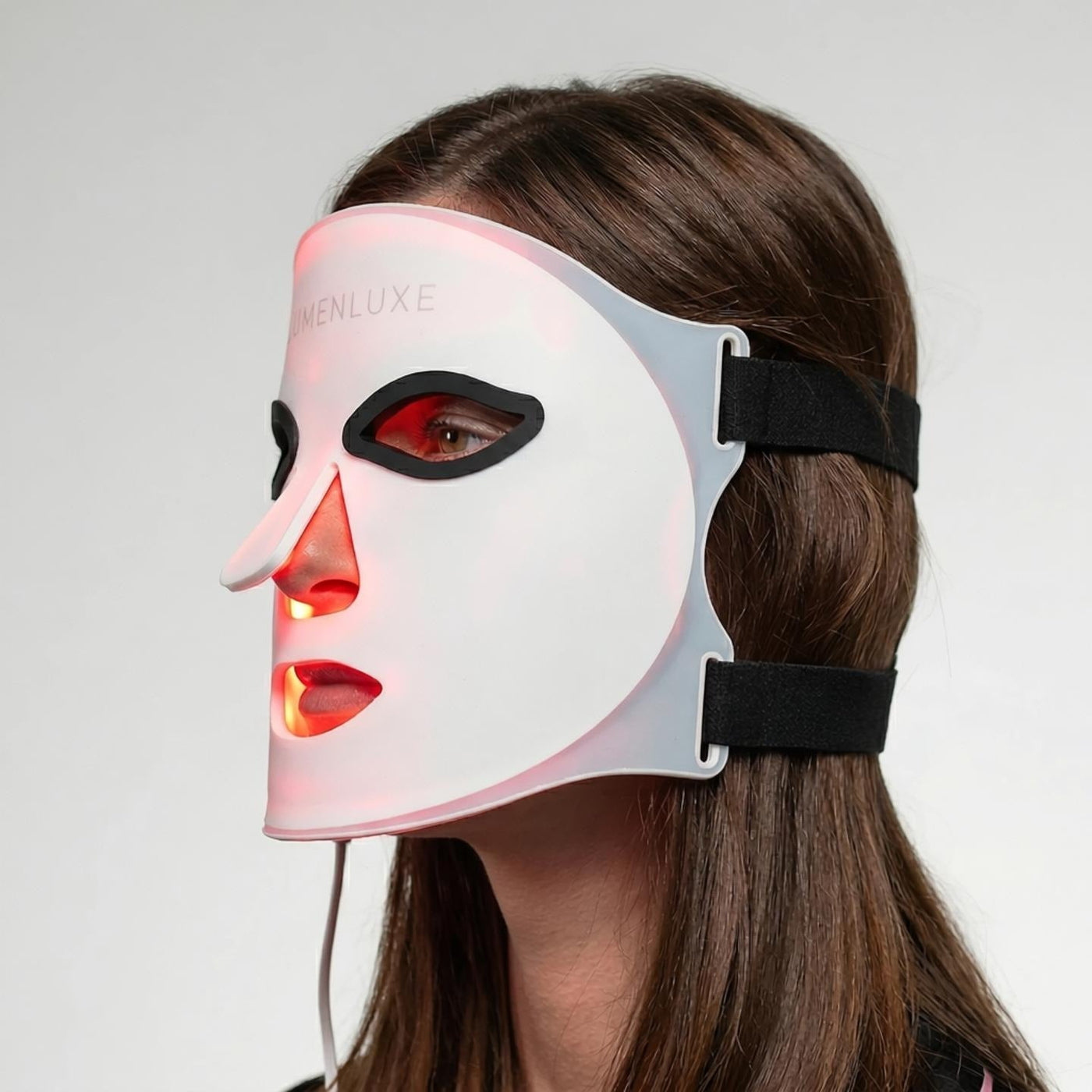 Žena s LED maskou na tvár LumenLuxe – ako vybrať LED masku podľa 7 parametrov