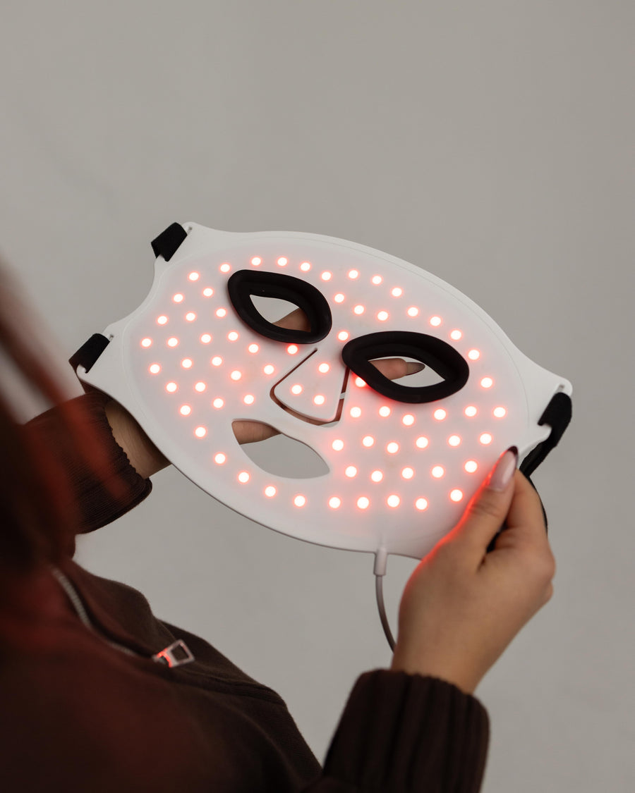 Ako funguje LED maska na tvár – LumenLuxe so zapnutými červenými diódami