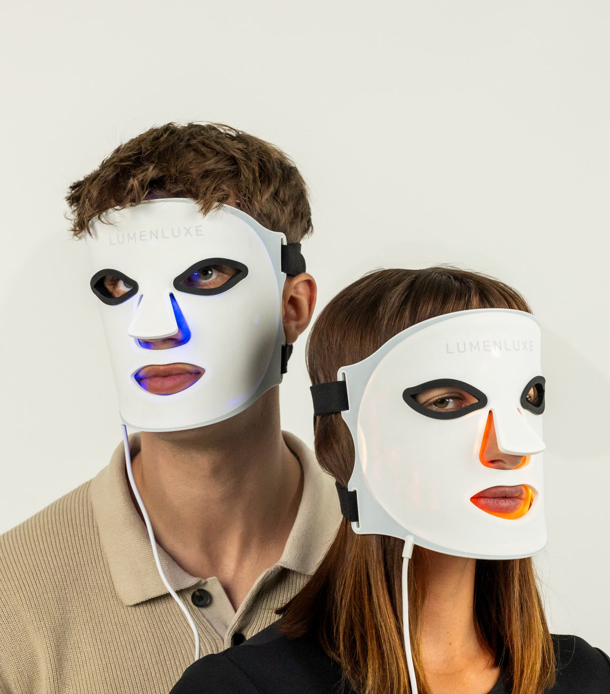 Červené vs. modré svetlo – muž a žena s LumenLuxe LED maskami