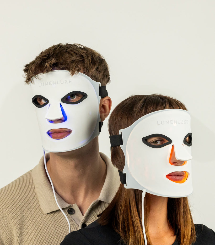Červené vs. modré svetlo – muž a žena s LumenLuxe LED maskami
