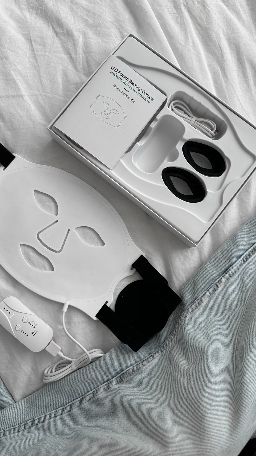 Rozbalené balenie LumenLuxe LED masky ako darček pre ženu