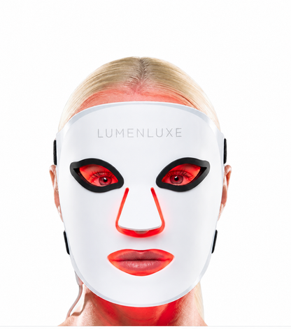 LED maska LumenLuxe na tvári – pohľad spredu, otvory pre oči, nos a ústa