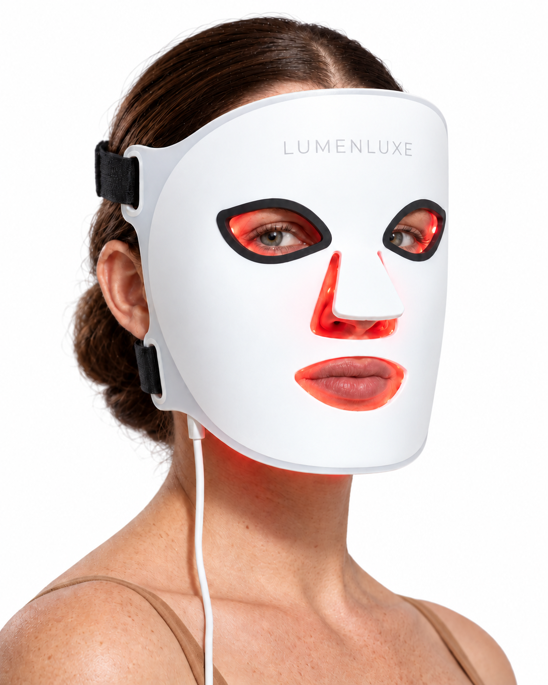 Žena s LED maskou na tvár LumenLuxe z mäkkého silikónu, rozsvietené červené svetlo
