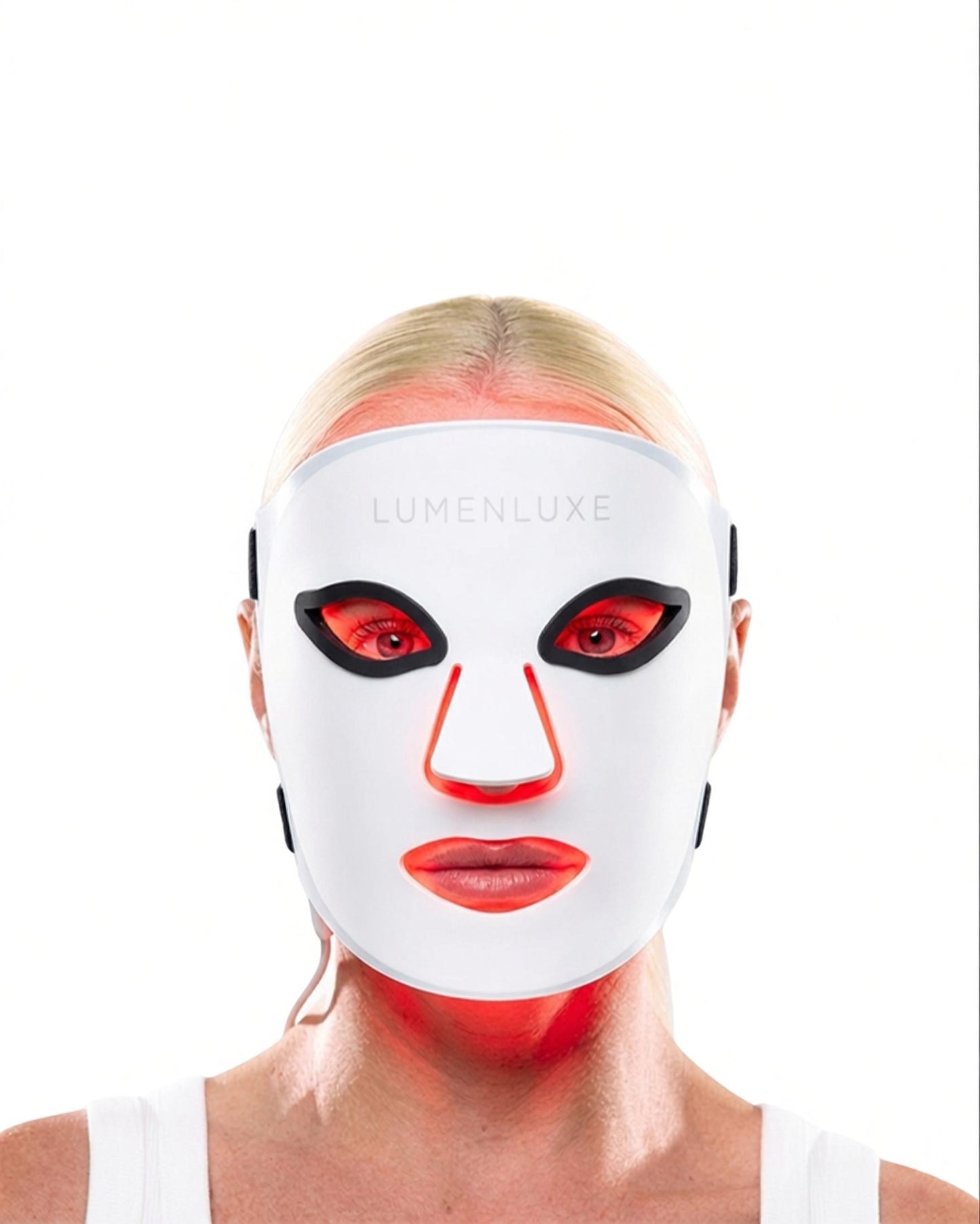 Žena používajúca LumenLuxe LED masku na tvár doma